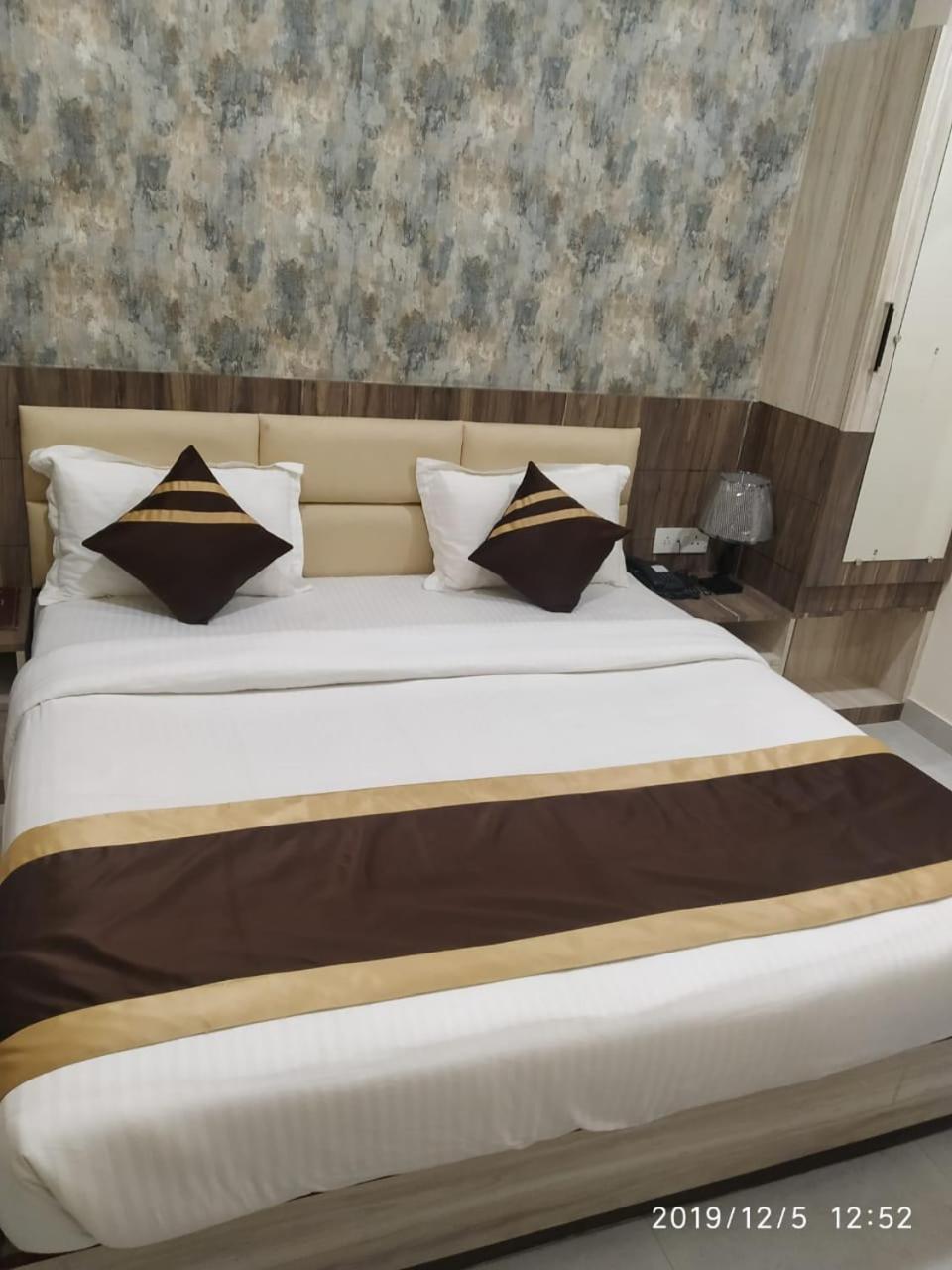 Shri Sai Hotel Āzamgarh Eksteriør billede
